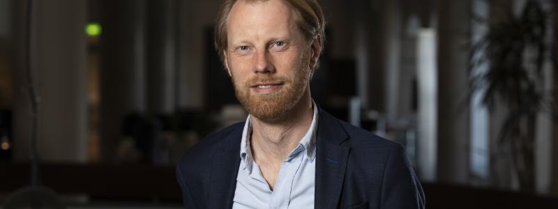 Senior strateg Erik Karlsson från Svenskt Vatten presenterar investeringsbehoven, aktuella utredningar och Riksrevisionens granskning under Almedalsveckan 2025. Foto: Johan Bävman