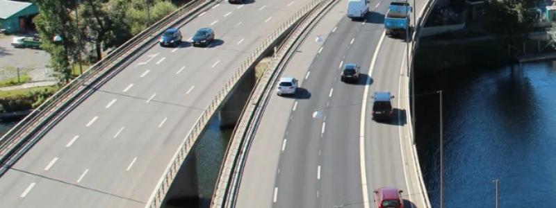 Essingeleden består av många broar och är en av Sveriges mest trafikerade vägsträckor. Foto: Trafikverket