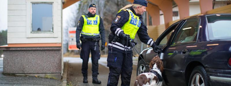 Tulltjänstepersoner med narkotikasökhunden Lola kontrollerar fordon i Svinesund. Fotograf: Mette Ottosson/Tullverket