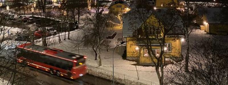 På bilden passerar en SL-buss vid Järnvägsparken och stationsområdet i Väsby. Foto: Ann-Sofie Crona, Upplands Väsby kommun