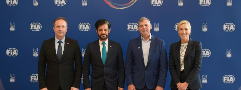 På bilden syns, från vänster, Willem Groenewald, generalsekreterare för Automobile Mobility and Sustainability, Mohammed Ben Sulayem, president, Tim Shearman, vice president, samt Johanna Forseke, Chief Business Officer och vice vd på Greater Than. Foto: Greater Than