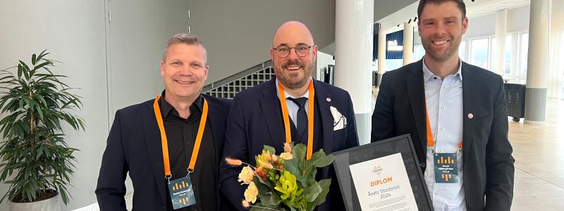 Glad trio från Fibra, som utsetts till "Årets stadsnät 2025". Stefan Karlstedt som är Försäljnings- och marknadschef samt vice vd, styrelseordförande Samuel Stengård och vd David Hjälmgården. Foto: Fibra