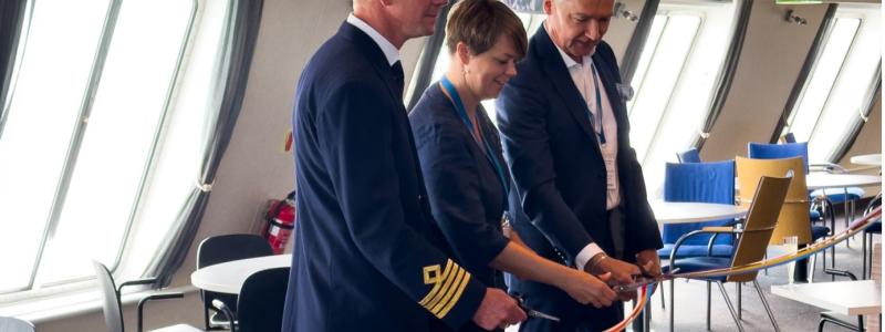 Från vänster: Jesper Axelsson, M/S Finnfellows befälhavare, Katrin Stjernfeldt Jammeh, Kommunstyrelsens ordförande i Malmö stad, Tom Pippingsköld, Finnlines VD. Foto: Finnlines Plc.