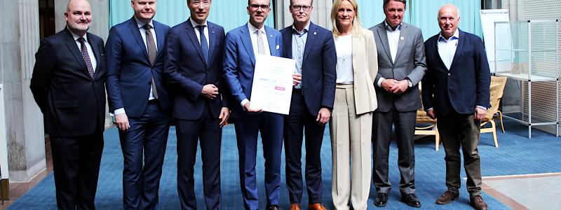 Infrastrukturminister Andreas Carlsson tar emot en "Handlingsplan för framtidens flyg" av Norwegians koncernchef Geir Karlsen samt VD:ar för Swedavia, Transportföretagen, BRA, SAS, Svenska Regionala Flygplatser (SRF) och Aviation Capacity Resources. Foto: Norwegian