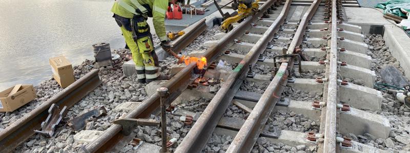 Slagg tas bort innan arbeten med att slipa spåren startar. Foto: Håkan Gustafsson, Trafikverket
