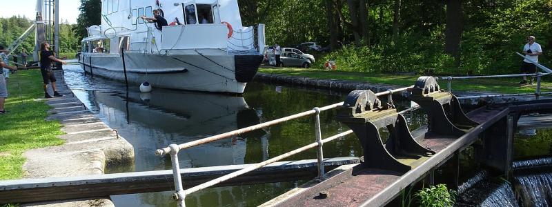 Hjälmare kanal vid Hällby slussar. Foto: Holger.Ellgaard/Wikimedia Commons/https://commons.wikimedia.org/wiki/File:Hj%C3%A4lmare_kanal,_juli_2019f.jpg