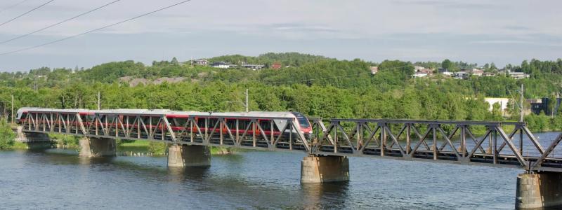 Bron över Numedalslågen nära Larvik har fundament som står i vatten.
FOTO: Foto: Bane NOR