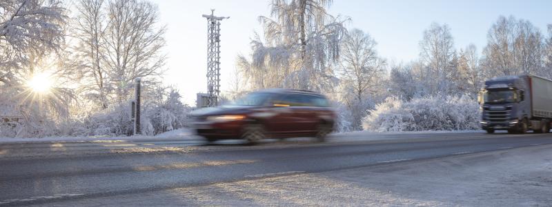 Väder är lokalt och temperaturen på vägens yta kan skifta snabbt, det innebär stora variationer i väglag. Foto: Jonas Fältman