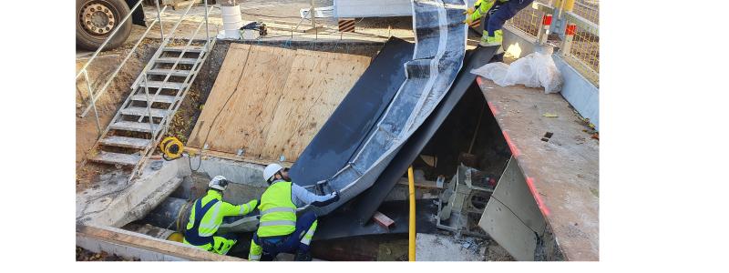 Det gjordes en noggrann indragning av kolfiberlinern för att inte riskera att den blev skavd och därmed skadad. Foto: Dennis Hild-Walett