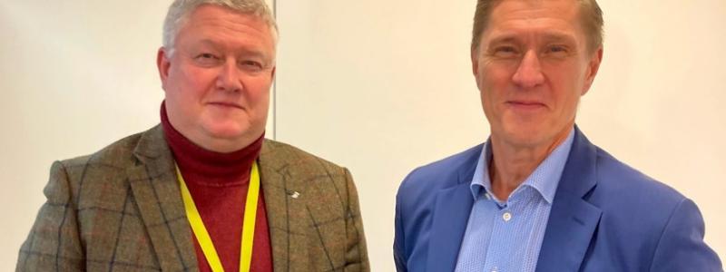 På bilden ses Gamla Uppsala Buss styrelseordförande Peter Book och nye VD Stefan von Below. FOTO: Peter
Andersson, Gamla Uppsala Buss.