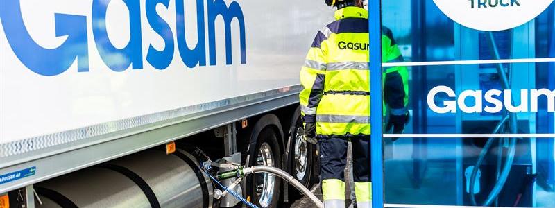 Stationen i Keminmaa betjänar både tung trafik och personbilar, eftersom det är möjligt att tanka både flytande och komprimerad biogas där. Foto: Gasum