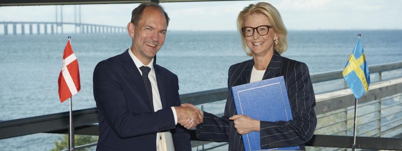 Jeppe Bruus, Danmarks skatteminister och Elisabeth Svantesson, Sveriges finansminister, undertecknar Öresundsavtalet. Foto: Greater Copenhagen