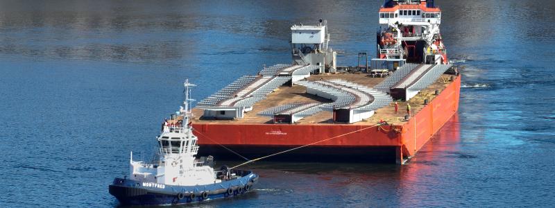 Leveransen visar hur tunga och otympliga konstruktioner kan fraktas direkt till centrala Stockholm via stadens kajer. Foto: Foto: Markus Olsson