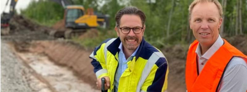 Sebastian Cabander från Karlskoga Energi & Miljö och Peter Lilja från Degerfors Energi vid grävstart på Industrigatan i Degerfors. Foto: Karlskoga Energi & Miljö