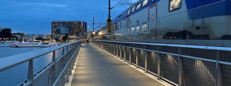Nu har den tillhörande gång- och cykelbanan mellan Riddarholmen och Tegelbacken fått nytt ljus. Foto: Fox