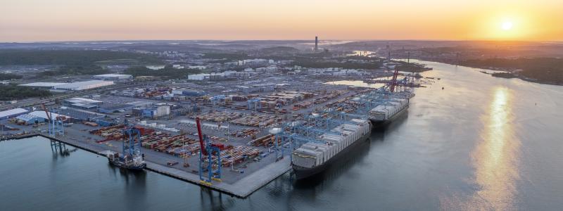 Visionsbild av Skandiahamnen där två fullastade oceangående fartyg ligger vid kaj. Bild: Göteborg hamn