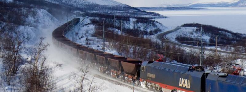 IORE, loken som drar 
 Malmbanan. Man  använder två parkopplade lok som transporterar ut allt järn från Kiruna till Narvik. 
De har en motoreffekt på 2×5400 kW och ger en dragkraft på 2×70 ton.
BILD: KABELLEGER / 
DAVID GUBLER, CC BY 3.0.