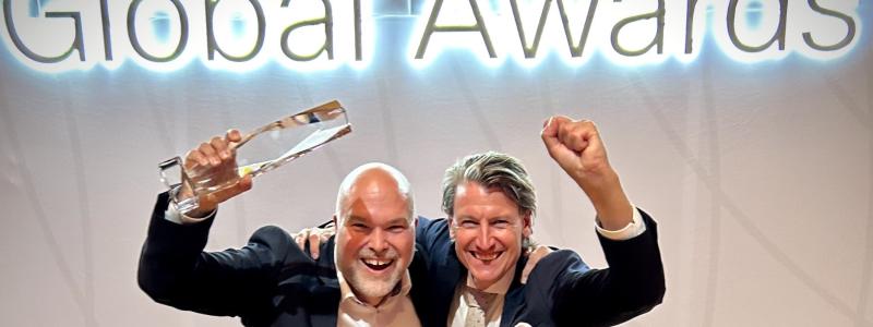Fredrik Sidmar, VD och Patrik Holmqvist, COO på Telia Cygate tar emot pris som IoT partner på Cisco Partner Summit. Foto: Telia Cygate