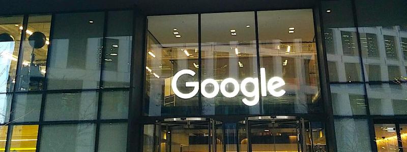 Entrén till byggnaden där Google och dess dotterbolag Deep Mind är belägna på 6 Pancras Square, London. Foto: Wikipedia Common, kredit: Gciriani