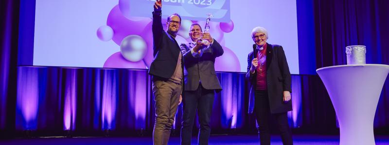 Andreas Hall och Henrik Rosdahl från Helsingborgs stad tar emot GötaPriset 2023 av Antje Jackelén.