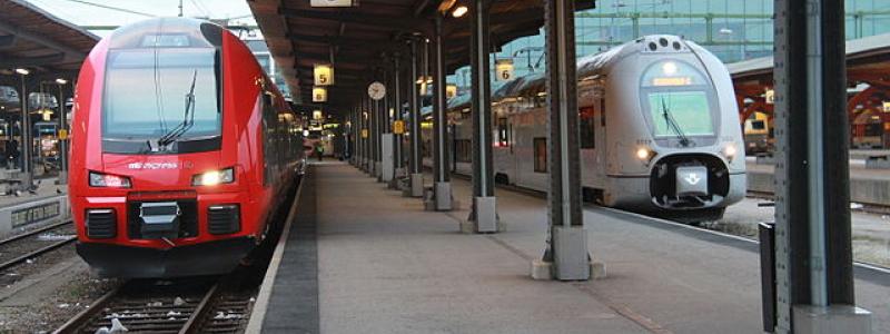 Göteborg C avgående tåg 172 SJ X40 spår 6 och MTR avgång mot Stockholm på spår 5. Foto: Wikimedia Commons