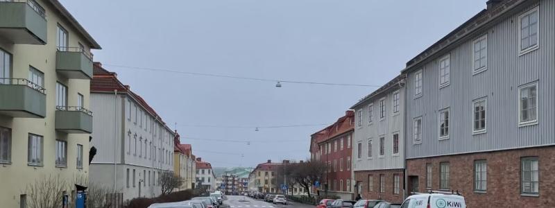 Såggatan i Majorna ska få cykelbanor närmast trottoarerna och istället parkering bara på ena sidan av gatan. Bild: Göteborgs Stad