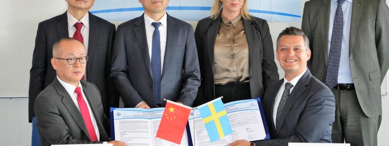 Systerhamnsavtalet undertecknades av Dong Yan Ze, direktör för transportstyrelsen i Shenzhenregionen och Göteborgs Hamn AB:s vd Elvir Dzanic. Bild: Göteborgs Hamn AB.