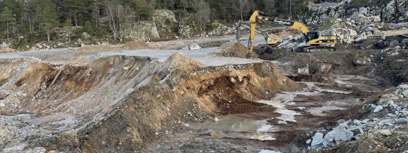 Grävmaskin i skredområdet i öster. Foto: Trafikverket