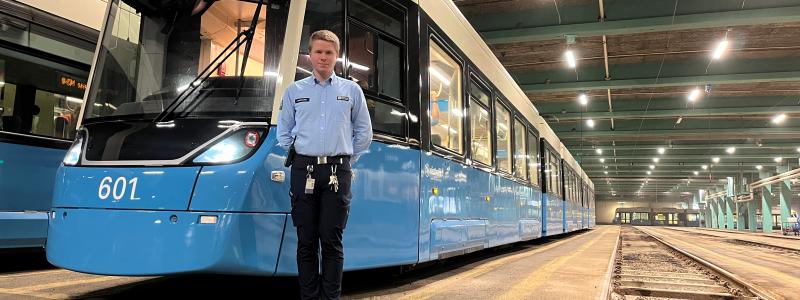En testversion av spårvagnsmodell M34 finns i Rantorgets spårvagnsdepå. För närvarande håller personal från Alstom och Kiepe-Electric att testa vagnen. Instruktören och spårvagnsföraren Rickard Wegman visade vagnen för besökare på Kollektivtrafikmässan Persontrafik 2024. Foto Anders Carlsson /Conventus
