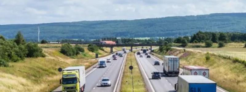 Väg 15 i höjd med Eldsberga samhälle, är en sträckorna som prioriterats för skyddsåtgärder i och med genomsläppliga jordlager. Foto: Trafikverket