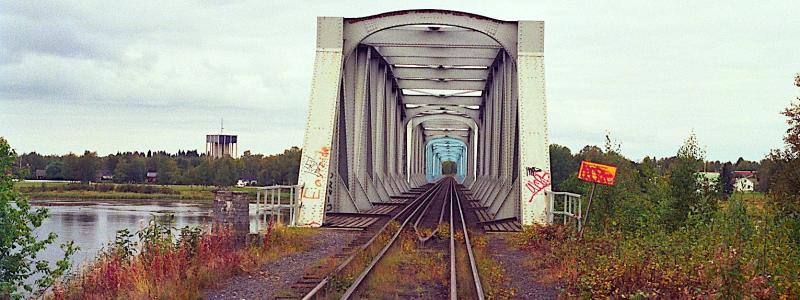 Fyra räler med normal- och bredspår (1 435 / 1 524 millimeter) på järnvägsbron över Torne älv mellan Haparanda och Torneå. Foto:  Wikipedia Common Lic. Kredit: Methem