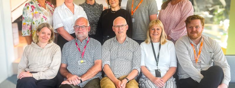Övre raden från vänster: Linda Haak, projektledare Trafikverket, Emelie Bernsson, delprojektledare järnvägsplan Trafikverket, Tove Karnstedt, affärschef Tyréns, Paula Martinez, projektingenjör Tyréns, Lucas Wallgren, delprojektledare systemhandling Trafikverket, Britta Hedman, uppdragsledare Tyréns. Nedre raden från vänster: Linnea Bohlin, processledare plan och tillstånd, Anders Karlsson projektledare Trafikverket, Joakim Karlsson, projekteringsledare Tyréns, Carina Ängkulle, controller Tyréns, Adam Gustafsson, projektingenjör Trafikverket. Foto: Tyréns