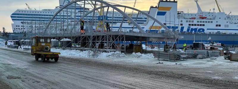 Bågbron är 44 meter lång, 16 meter bred och väger 236 ton. Foto: Härnösands kommun