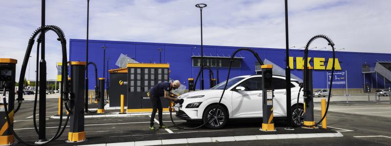 Företaget tillhandahåller marken, medan laddoperatören Recharge äger laddstationerna och ansvarar för installation, underhåll och drift av laddarna. Foto: Ikea