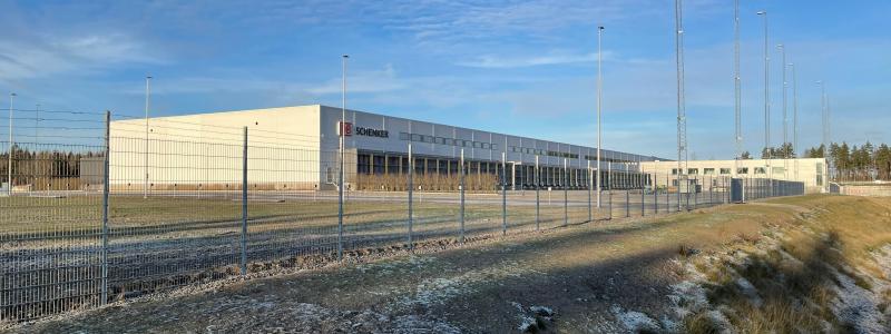 Terminalen ligger i det expansiva logistikområdet Stockholm Syd/Almnäs mellan Södertälje och Nykvarn. Det är ett gammalt militärområde som nu exploateras. Flera logistikföretag söker sig nu till detta strategiskt välplacerade område. Foto: John Hardwick