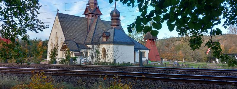 Lerum kyrka med förbipasserande järnvägsspår. Foto: Björn Stahre