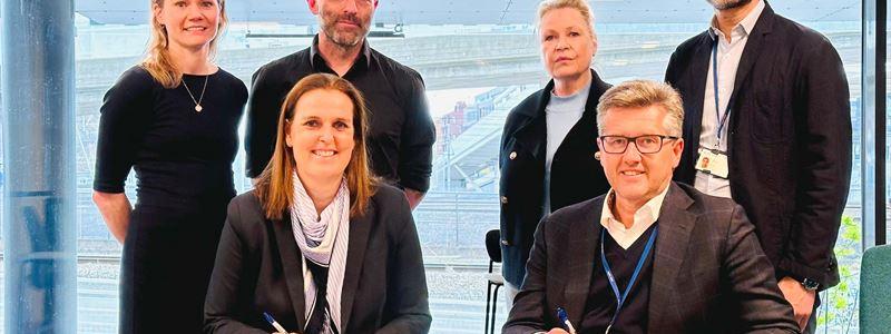 Kontraktskrivning gällande spårbyte och ballastrening på nedre och övre Hovedbanen. Foto: Infranord