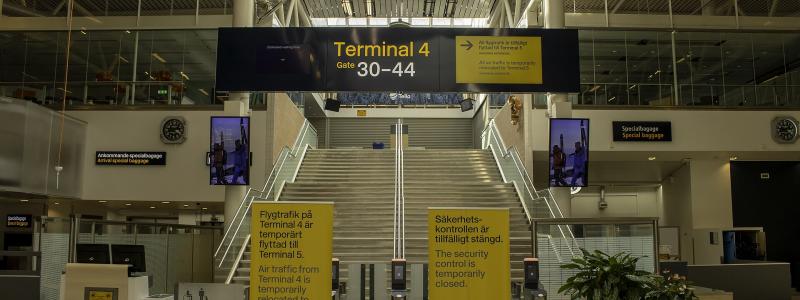 Interiör från terminal 4 på Stockholm Arlanda Airport. Foto: Bene Riobó/https://commons.wikimedia.org/wiki/File:Interior_Terminal_4_Arlanda.jpg?uselang=sv