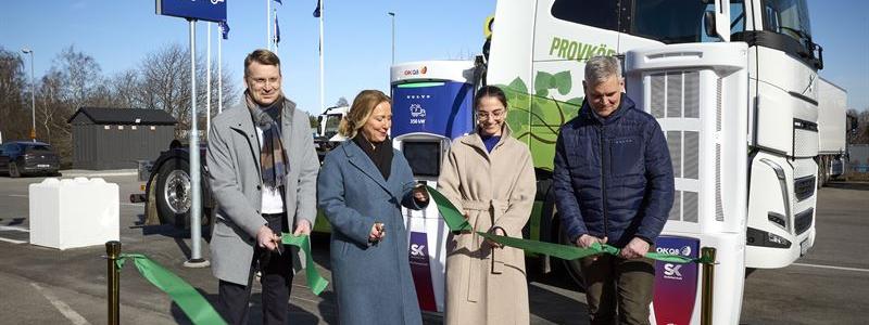 Romina Pourmokhtari klippte band tillsammans med representanter från Skellefteå Kraft, OKQ8 och Volvo Lastvagnar. Fotograf: Pelle Lundberg