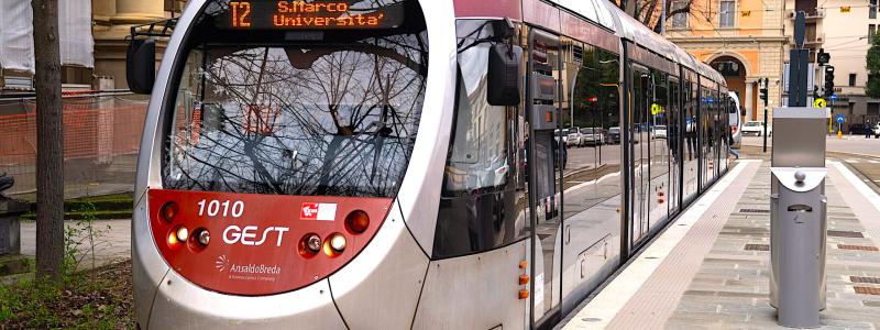 En av Florens representativa spårvagnar. För att förbereda den utökade trafiken har GEST genomfört den fjärde upplagan av Accademia-programmet, där 14 nya förare utbildats och anställts. Dessutom har tre underhållstekniker och två kontrollanter rekryterats. Foto: RATP Dev