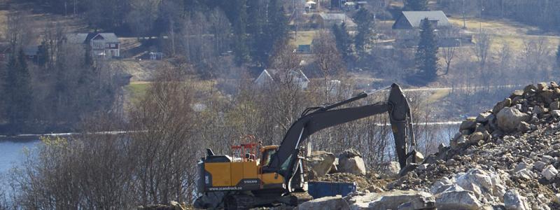 Delar av den ena tryckbanken kommer under sommaren att anläggas genom att stenmaterialet körs ut via järnvägen med tåg. Foto: Svevia