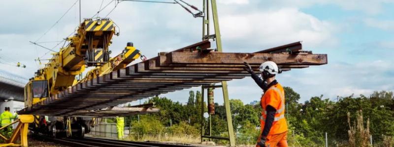 Trafikverkets underhåll sker på en järnväg som omfattar över 14 200 kilometer spår, 10 000 växlar och 4000 broar. Varje år sker i runda tal 2000 större arbeten. Foto: Trafikverket