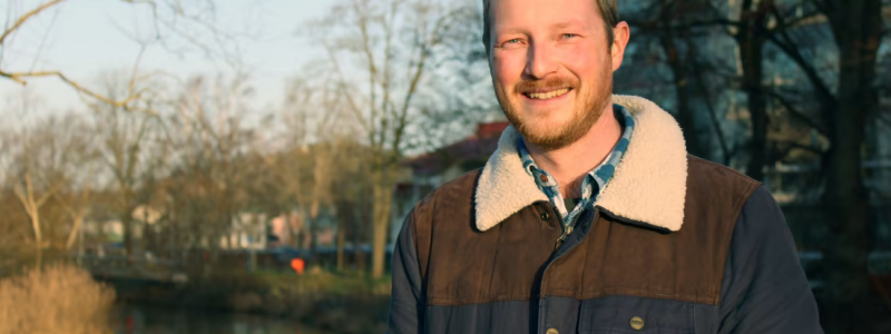 Kommunekolog John Borlid är med i arbetet med att återställa vattendrag runt om i  Kungsbacka kommun. Foto:  Kungsbacka
