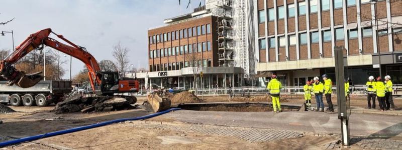 Arbetet med att laga den vattenledning som brustit på Södra Strandgatan i centrala Jönköping. Foto: Jönköpings kommun