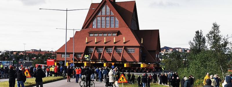 Flytt av Kiruna kyrka 2025. Foto: TorbjørnS/Wikimedia Commons / https://commons.wikimedia.org/wiki/File:Kiruna20250819-14-kirkeflytting.jpg?uselang=fr