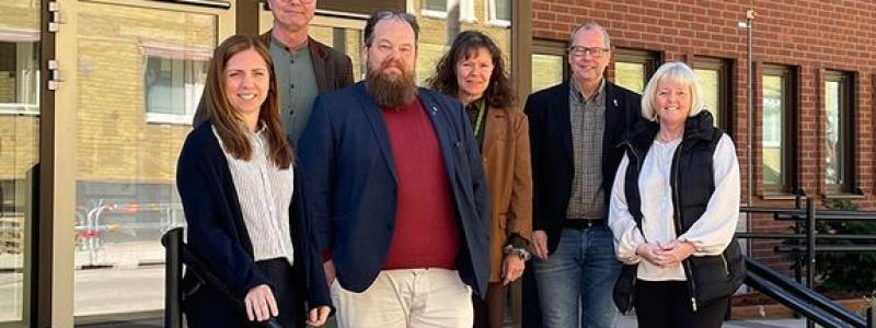 Jill Stor, näringslivschef, Mats Andersson, kommunstyrelsens 1:e vice ordförande, Henrik Harlitz, kommunstyrelsens 2:e vice ordförande, Lena Tegenfeldt, kommundirektör, Benny Augustsson, kommunstyrelsens ordförande och Gunbritt Reteike näringslivsutvecklare gläds åt regeringens besked om utbyggnaden av E45 mellan Vänersborg och Mellerud. Foto: Vänersborgs kommun