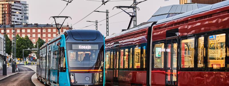 Testspårvagn passerar en i tjänst. Foto: Wille Nyyssönen/Raitiotieallianssi