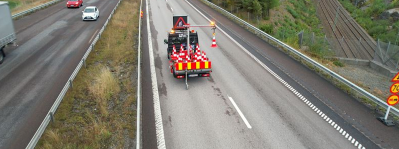Peab Asfalt testar automatiserad utplacering av koner. Foto: Peab