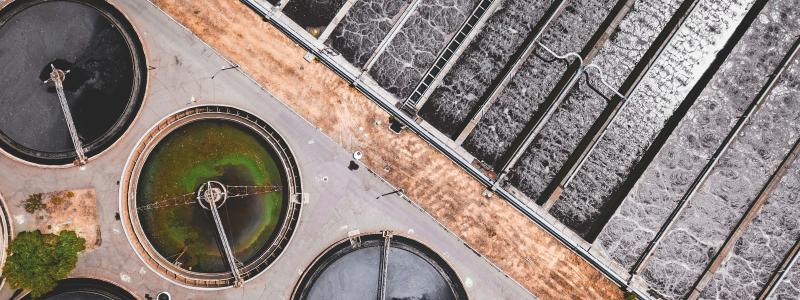 Kraven gäller bland annat utsläppsgränser och avancerad rening i större anläggningar. Foto: ivan bandura/Unsplash