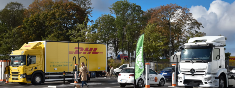 Laddparken är delfinansierad av Naturvårdsverket och byggd i samarbete med Scania, Kempower och Soltech. Foto: Falkenklev Logistik